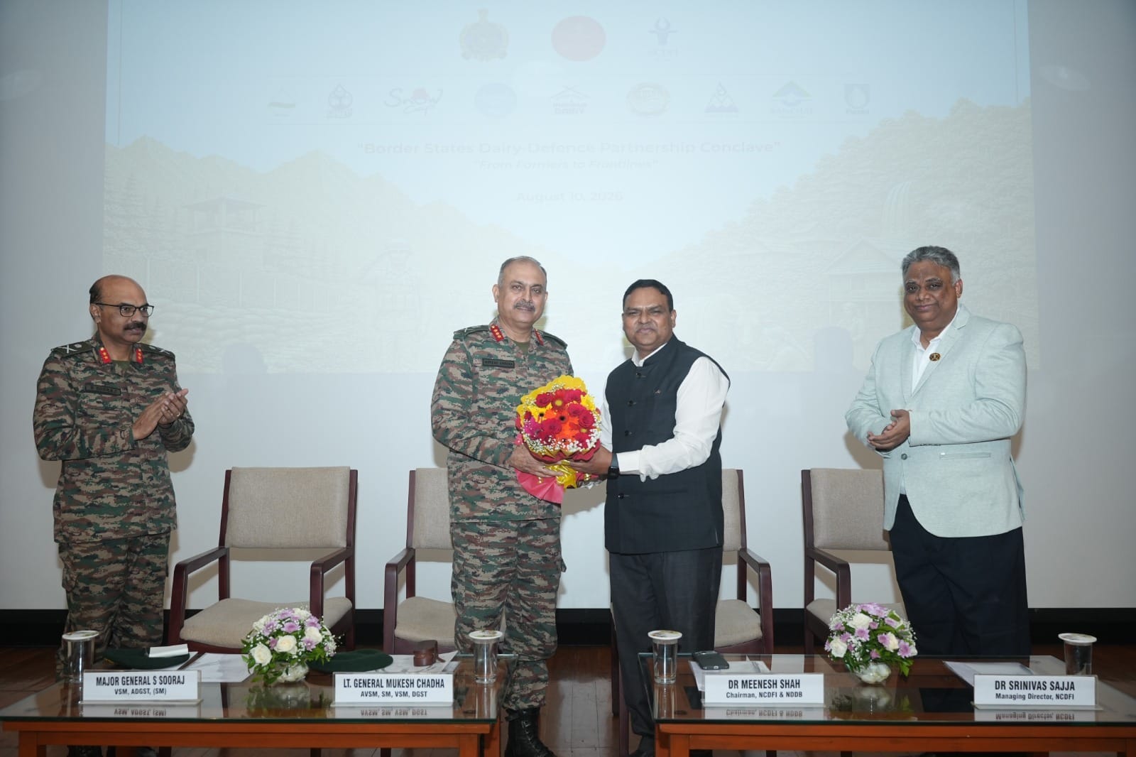 Dr Meenesh Shah, Chairman, NCDFI and head of National Dairy Development Board (NDDB) welcoming Lt General Mukesh Chadha, Director General of Supplies and Transport (DGST), Indian Army, at the “Cooperative Conclave on Dairy-Defence Partnership” in Anand (Gujarat)