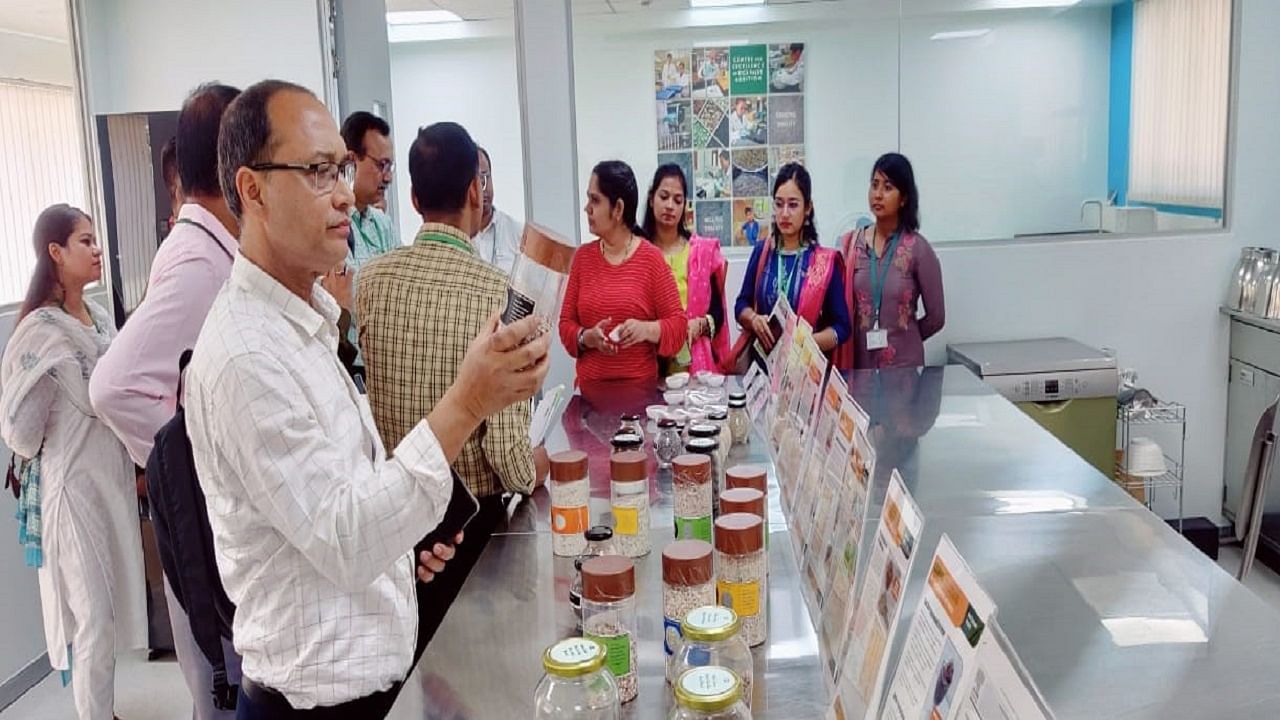 Senior scientists and extension personnel from Assam Agricultural University (AAU) visited IRRI-SARC in Varanasi.