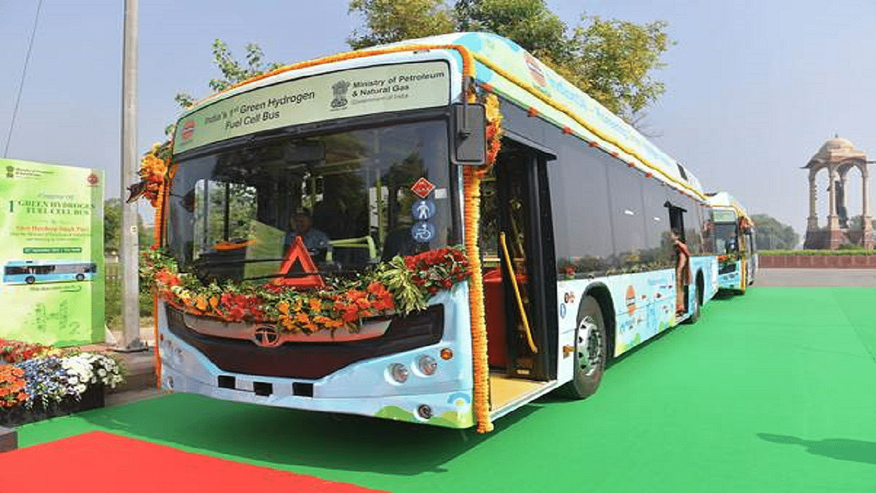 Union Minister Hardeep Singh Puri launches 1st Green Hydrogen Fuel Cell Bus (Photo Courtesy: pib.gov.in)