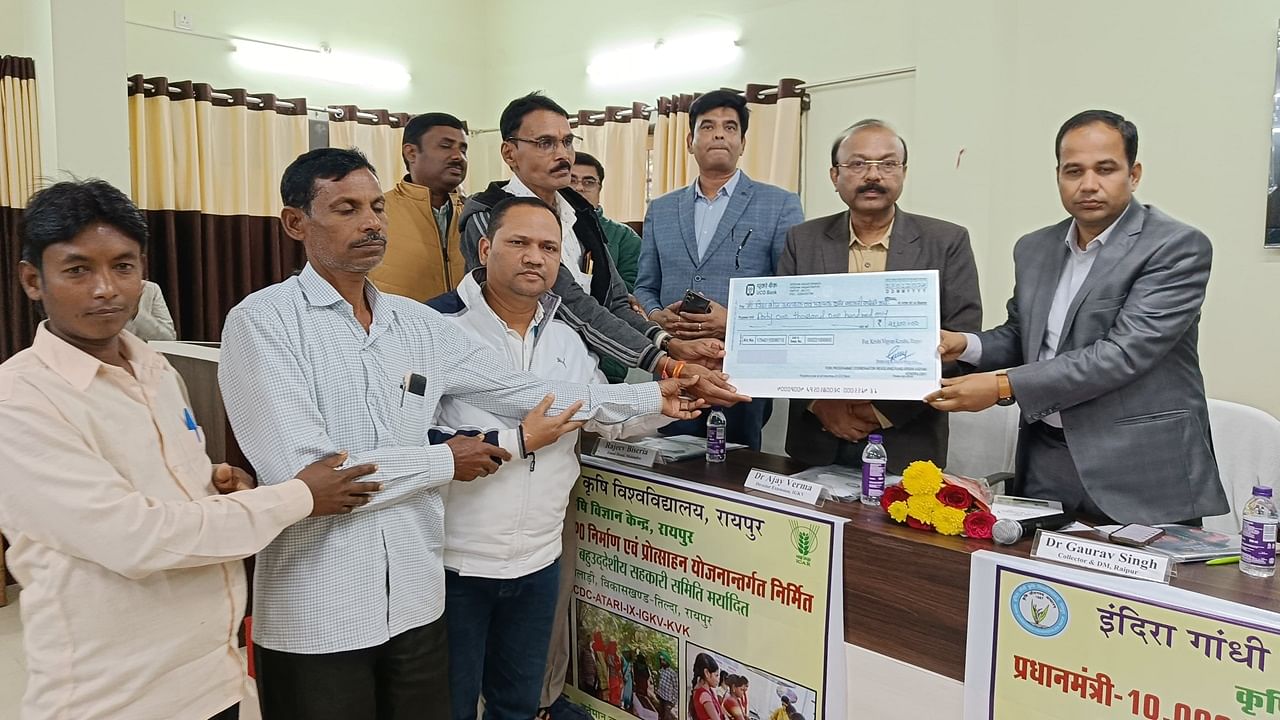 The head of Raipur Zila Panchayat, Vishwadeep, honours credit-worthy farmers with a pay cheque of Rs 41000.