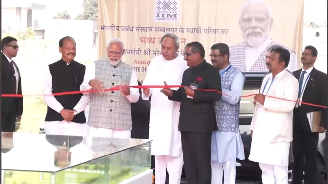 PM Narendra Modi inspecting the model of IIM Sambalpur with other dignitaries